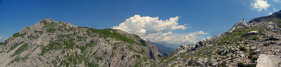 Vista panoramica dal sent. 244 oltre il Passo di Corna Piana (2154 m) verso Corna Piana a sx e Arera nord a dx